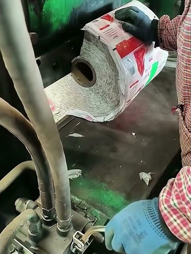 The cutting process of scrapped plastic rolls