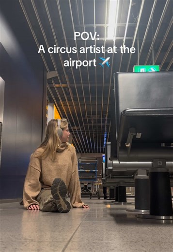 No social anxiety here ✨. #circusartist #frontsplit