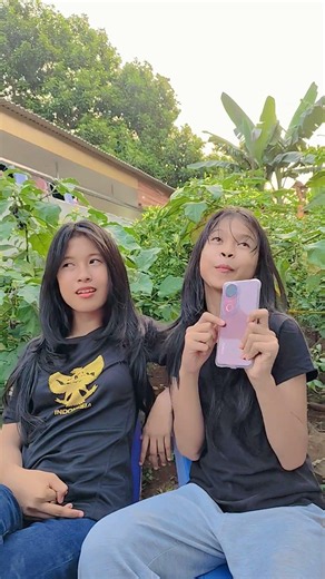 Yuii uses phone for Naomi #shortvideo #dance
