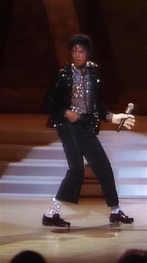 LEGENDARY MOONWALK ❤️‍🔥 #music #michael #song #michaeljackson #king #moonwalk #shorts #feed #short