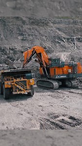 Delivered a few years back now, Hitachi EX5600-7 working at a coal mine in Alberta. The -7 shovel series is Hitachi’s latest in their mining class lineup. Hitachi shovels are pretty popular here in Western Canada! | Earthmovers Media