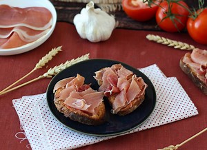 Tomato & serrano ham toast: the perfect tapas recipe