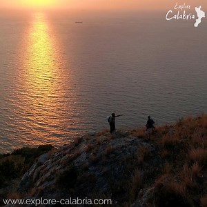 Only the Calabresi would carry cheese, salami and wine for a snack on the side of a mountain!! 🧀🍷🍷 Join us along the stunning Costa Viola, Calabria🐐🐐🇮🇹 | Explore Calabria with iitaly