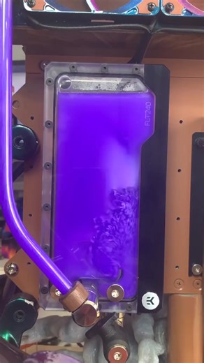 Primochill Vue gives a great “view” into how coolant is recycled inside a Gaming PC’s reservoir