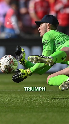 296K views · 4.9K reactions | Crystal Palace goalkeeper Dean Henderson spotted using 'cheat sheet' in Community Shield win over Liverpool 理 | Daily Mail Sport | Facebook