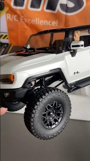 Uboxing rc car: Our Hummer EV comes with a fully detailed interior and a bonus driver figure! 🚗