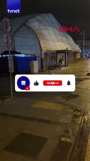 Kaldırım taşıyla otobüs durağının camını kırdı #otobüsdurağı #taş