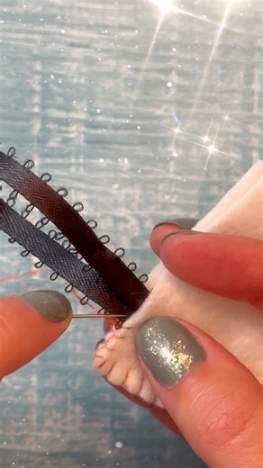 Tanya | Decor, DIY & Thrifting on Instagram: "How to add a ribbon loop to felt ornaments + how to hang felt ornaments on a tree without a ribbon loop! Two ways to hang your DIY felt Christmas tree ornaments. If you want to make your own DIY felt ornaments this year, check out my other felt ornament tutorial videos. You will find lots of helpful videos for how to make your own felt ornaments with felt ornament DIY tips and tricks! I have tutorials on how to sew a blanket stitch, how to stitch on 