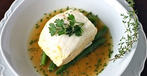 How to cook halibut in a poaching Pan? [2025] | QAQooking.wiki
