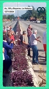 #ÚltimoMinuto Personas protestan en Boyeros, La Habana, por los interminables días de apagón. Los manifestantes han cerrado la avenida para visibilizar su reclamo. | El Toque