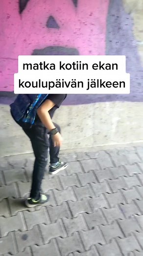 Tein laulun ensimmäisistä itsenäistymisaskeleista ja miltä se tuntuu vanhemman näkökulmasta. Sopi niin hyvin tähän päivään, että oli pakko jakaa tämä teidän kanssa ❤️ Kappaleen kuulee kokonaan uudelta levyltä, joka tuleekin ulos ihan kohta 26.8.2022 . Ihanaa koulun aloitusta kaikille ekaluokkalaisille #ekaluokkalainen #ensimmäinenkoulupäivä #helpotus #eikiusaamiselle #kaverikaikille #rääpäle #miljoonavastausta