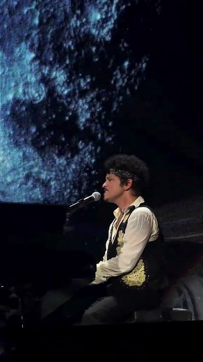 Talking To The Moon Bruno Mars - The Romantic Tour Paris Concert