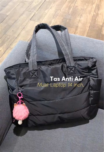 Tas cemplang cemplung travel friendly yang udah tahan percikan air dan muat laptop 14.inc !! Modelnya aku suka bisa kepake ke semua kegiatan kepake banget 🫶🏻 #sholderbag #travelbag #bagsmart