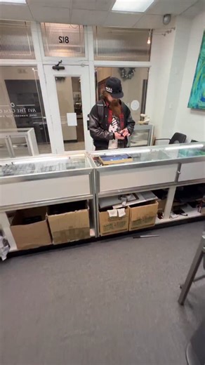 Avi Rahmanim on Instagram: "🎄🎅HOLIDAY SALE!☃️❄️ 🚨10% OFF THE WHOLE SITE TILL DEC 31st🚨 Free pearl studs w/ orders over $500 Visit avithegemguy.com (link in bio) to shop now #gems #jewelry #smallbusiness #ruby"