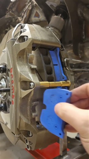 The Right Way to Install Brake Pads for Maximum Safety & Performance #mechanic #mechaniclife #tools