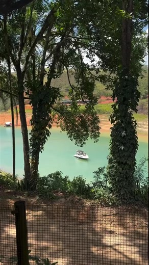 ✨ Final de semana lindo pede um lugar especial. E o Solar Jaguari está te esperando. 🌿 Natureza por todos os lados, árvores cinquentenárias no centro do nosso quintal e aquela paz que só a orla da represa Jaguari tem. Aqui o tempo desacelera — e a memória agradece. 🍽️ Peixes caprichados (tilápia, truta, traíra), camarões irresistíveis, filé mignon suculento, massas artesanais, porções para compartilhar e sobremesas que fecham o almoço com chave de ouro. 🎶 Música ao vivo, ambiente familiar, es