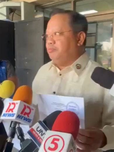 Nag-file ng resolution at panukala si Manila 2nd Dist. Cong. Rolando Valeriano para sa mekanismong 50% na bawas sa toll tuwing aabot sa 80 dollars per barrel ang langis. | via Mark Salazar/GMA Integrated News #BreakingNewsPH #GMAIntegratedNews
