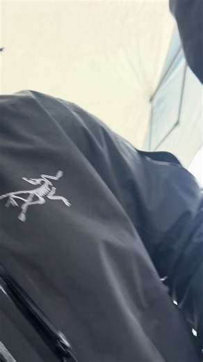 There’s always the homie with the 686 😂 @Arc’teryx #squad #arcteryx #snowboard