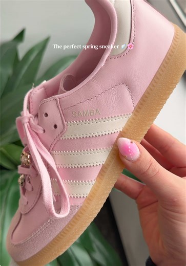 Stylish Pearl Pink Sneakers for Spring