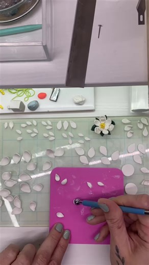 30 large petals, 30 medium petals, 30 small petals, 10 yellow centers, 60 leaves = 10 magnolia flowers #clayflowers #clayart #magnoliaflowers #steelmagnolias #claynecklace #shopsmall