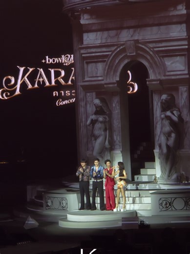ภาพรวม 4 K(Q)INGs Talk กลุ่มคนที่มีหนี้ที่ต้องใช้ให้โบกี้ไลอ้อน ไปเรื่อยไปเปื่อยมาก 555 ทอย : นักวิ่งงานยืนงง นนท์ : นักเดี่ยวไมค์ มาซ้อมก่อนงานทอล์กตัวเอง เจฟ : นักเบ่งกล้าม บรูโน่ มาร์ส ปัวโต โบกี้ : สาววายสมองไหล #karawaconcert #bowkylion #nonttanont #jeffsatur #thetoys