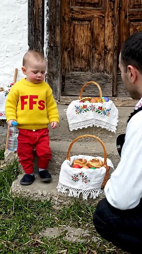 Pune o sticlă în coșul de Paște pentru bunic