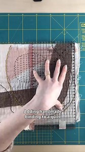 Adding handmade binding is one of my favourite finishing stages of quilt making ✂️ From squaring up and joining strips, to those satisfying mitred corners (and an essential snack break), this is a gentle look at how I finish my quilts by hand. I’m currently working on a longer, more detailed video that walks through this process step by step, to complement the binding videos I’ve already shared — perfect if you’d like to slow things down and see each stage more clearly. There’s something so grou