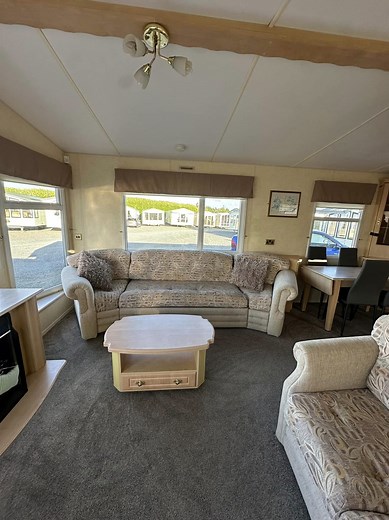 Mobile Home Cosalt Balmoral Prix:7'000€ 37 x 12 / 2 chambres Double vitrage / Chauffage central Toiture à toit en pente Châssis galvanisé Grande salle de bain avec douche Agencement ouvert avec mobilier indépendant dans le séjour Cheminée électrique avec foyer extérieur Chambre principale spacieuse avec grands placards Deuxième chambre à deux lits également spacieuse Réfrigérateur et congélateur intégrés Cuisinière à gaz 2 WC 👉Possibilité d'acheter EN MENSUALITÉS👈 ✅LIVRAISON PARTOUT EN EUROPE 