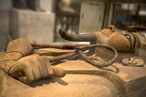 Exposition sur l'or des pharaons : le sarcophage de Ramsès II uniquement visible à Paris