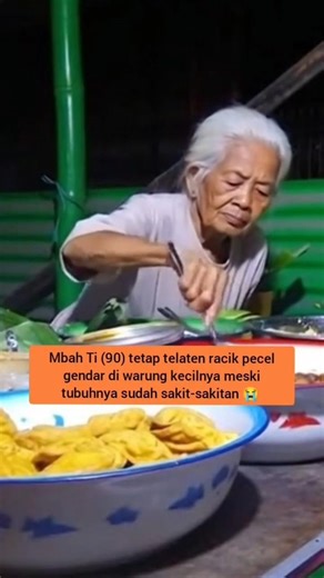Langkah Renta Mbah Ti di Usia 90 Tahun Menjajakan Pecel Gendar di Pinggir Jalan 😭 #PensiunNasional
