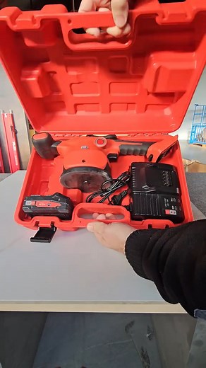 Rubi Quake con batería CAS es un vibrador ligero y compacto, especialmente diseñado para evitar la generación de aire encapsulado en el reverso de la baldosa cerámica, facilitando una idónea humectación y adherencia #rubitools #tilingtools #contruccion #alicatador #tools #construction #tiling #herramientas | Quim Rubi Tools