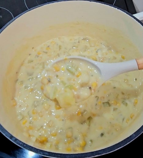 THICK AND HEARTY CREAMY CORN SOUP Ingredients: 1 can cream of corn 2 cups whole corn kernels 2 ribs celery, chopped 1/2 cup onion, chopped 3 cloves garlic, minced 2 tbsp butter 1 tbsp bacon fat 4 pieces bacon, cooked 2 medium potatoes, diced 1 tbsp dried chives 2 cups chicken broth 1 cup heavy cream 2 tsp cornstarch diluted in 2 tbsp water 2 tbsp chopped fresh parsley Salt and pepper to taste Instructions: In a pan, cook bacon until crispy. Set aside. Reserve 1 tbsp bacon grease. In a large pot