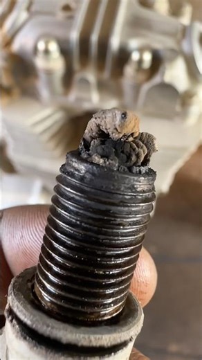 Que pasó con esta bujía?? ¿Cuál será el problema?? Los leo en los comentarios #moto #motorcycle