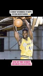 (1991) Chris Webber jumps OVER a defender in high school. The ref really called a charge here… 🤦‍♂️ | Timeless Sports
