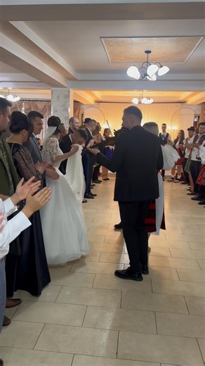 Frunza verde busuioc, hai sa stam un pic pe loc, la miri sa uram noroc 🍀 Fiecare eveniment il facem sa fie UNIC! ❤️ @faniactivi | Camelia Pop