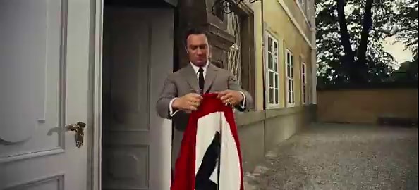 un momento que me descolocó de esta película fue esta escena que puede ser quizás un plot twist si al principio no se fijan mucho del contexto que está sucediendo, y por eso es por ahora mi musical favorito porque comienza como un romcom y acaba en una crítica política 10/10