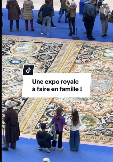 L’expo #LeTrésorDuRoiSoleil se découvre en famille au Grand Palais 👀 Espaces de coloriage et de dessin, jeux d’observation, ateliers inspirés des savoir-faire, créations collectives, livret-jeu (sur place ou à télécharger)… une panoplie d’animations vous attendent. On traque les détails cachés, on réinvente des motifs, on imagine son propre tapis : une expo grandiose, mais aussi ludique ! 🎓 Pour aller plus loin, des élèves de l’École du Louvre sont présents en points-paroles pour partager leur