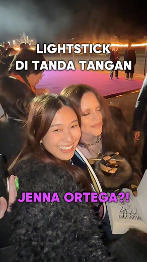 FULL SENYUM LIGHTSTICK IRENE DI TANDA TANGAN Jenna Ortega | Irene Suwandi