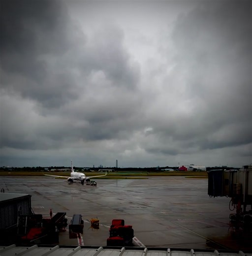 Homeward bound… Weather has really turned in Brisbane. Looks like getting even worse over the weekend. We are looking forward to getting back to Melbourne’s awesome weather. Much more consistent. This was a great little getaway, no proper cameras, no missions, just wandering without plans and it was fkn great. 👍 | Gary Bradshaw