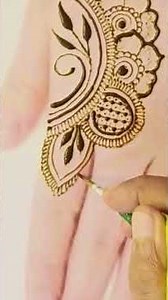 Aesthetic Simple Floral Backhand Mehndi Design #mehndi #easymehndi #simplemehndi #floralmehndi