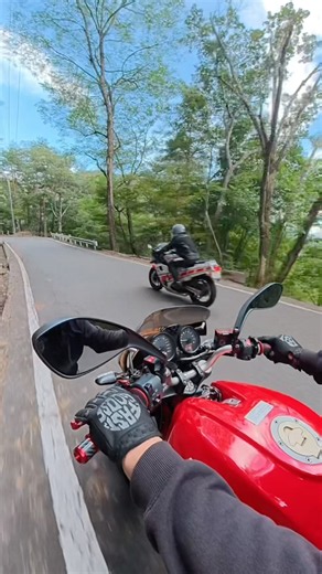 ブチ抜き王赤いバイクおじさんがおれのFZで自分のバイクもぶち抜く歴史的快挙😂#fz400r #monster400 #バイク #オートバイ 2026,09,24