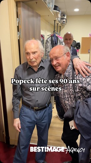 Popeck, 90 ans… et toujours sur les planches 🎭 Ce 18 mai, c’est au Théâtre de Passy que l’humoriste culte a soufflé ses bougies — ou plutôt, évité d’en parler 😉. @popeck.officiel Entouré de proches et de fidèles, dont Véronique Genest et Michel Jonasz, Popeck a prouvé qu’on peut avoir 90 printemps et encore toute l’ironie d’un débutant. Une soirée pleine d’affection, d’esprit... et d’un certain flegme à la Popeck. #Popeck #90Ans #ThéâtreDePassy #Paris #MichelJonasz #VéroniqueGenest 🎩🎂👏 | Be
