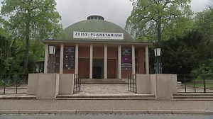 Film ab! 🎥 Auf dem FullDome Festival im Zeiss-Planetarium Jena werden die besten 360-Grad-Filme-gezeigt. Heißt: Die Kuppel wird zur Leinwand. Das Event steht für experimentelle Medienkunst. | MDR Thüringen