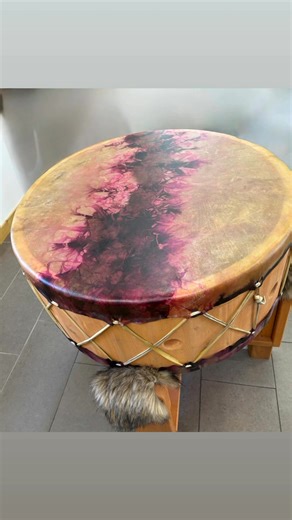 À qui s’adresse le Tambour de Pouvoir ? À toi, qui portes trop. À toi, qui veux déposer, respirer, retrouver ton centre. Et à toi aussi, qui simplement veux célébrer la vie et sentir la joie vibrer dans ton corps. 💫 Prends ton rendez-vous dès aujourd’hui, abonne-toi à ma page pour découvrir les prochains partages, et fais circuler cette vibration en partageant la publication. Le Bonheur Chez Nous Martine Lapointe, Hypno-Massothérapeute Certifiée 📍 485 St-Louis, Centre-ville de Joliette 📞 450-