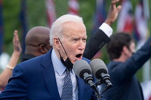 Biden spends 30 seconds looking for his mask at outdoor rally