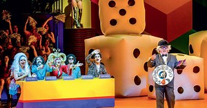 Chacrinha, o Musical diverte em clima anárquico