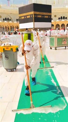 🕋 Khadim Cleaning the Holy Kaaba ✨ Most Peaceful Moment