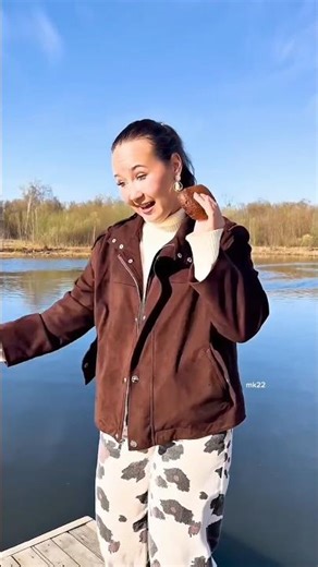 Munni Is Giving Different Types of Food To Fish 😘🤣🤩