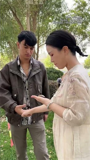 Negotiation scene for jade pebble! The shape of the pebble is so beautiful, Adasi immediately got...