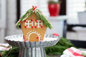 3 Easy Cake Stand Centerpiece Ideas for Christmas